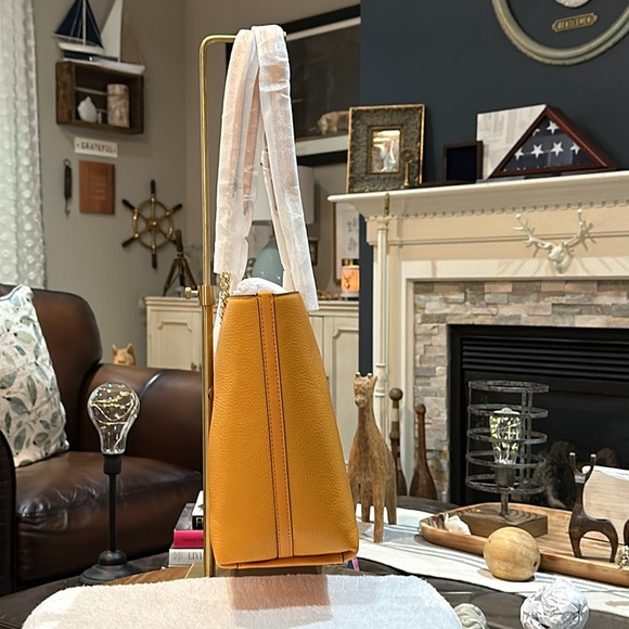 Authentic Michael Kors Jet Set Front Pocket Zip Chain Tote Handbag in Honeycomb - Picture 4 of 14